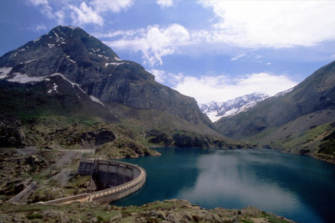 Barrage des Gloriettes vers le cirque d'Estaubé