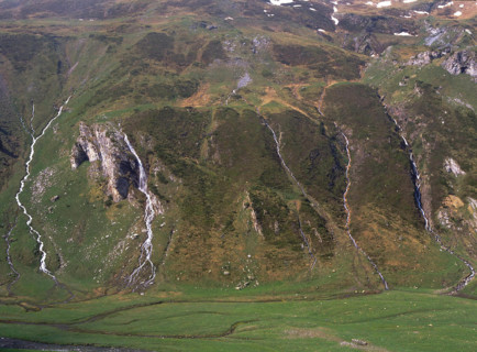 Vue de la route de Gavarnie au barrage d'Ossoue, cascade face à la cabane de Milhas