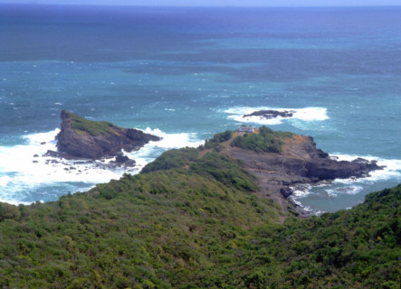 Vue du phare de la Caravelle vers Table du Diable et îlot Lapin