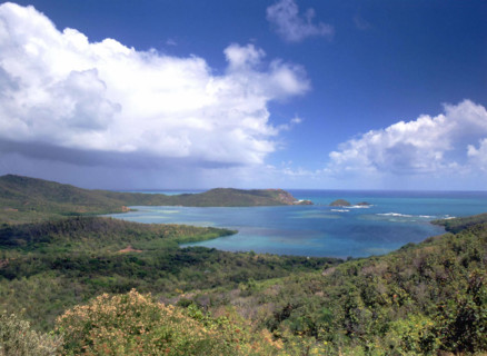 Vue de morne Pavillon vers la baie du Trésor et pointe Caracoli