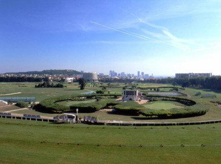 Vue de l'auvent de la tribune en direction du Mont-Valérien et de la Défense
