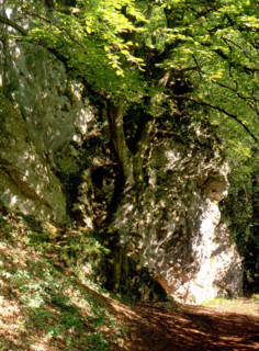 Rochers sur le chemin de la Source Bleue