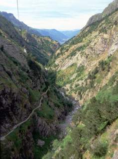 Vue du téléphérique privé en direction des gorges de Clarabide