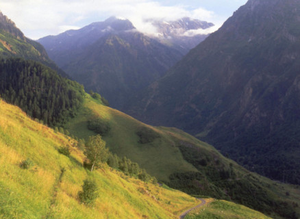 Vue du GR10, en contrebas de Pla de Lasset, en direction du val d'Aube et de la crête d'Aubagnes