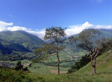 Vue depuis la table d'orientation de Bedous, au nord, en direction du défilé, du rocher de la Vierge et de pène d'Esquit