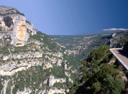 Vue du belvédère de Castelleras en direction du rocher du Cire et du mont Ventoux
