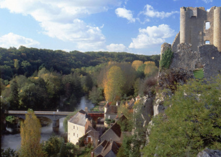 Vue des ruines du château des Evêques en direction de l'aval