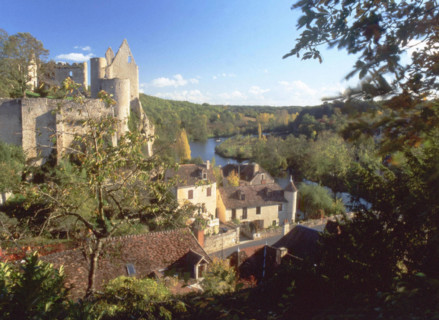 Vue du calvaire en direction des ruines du château des Evêques