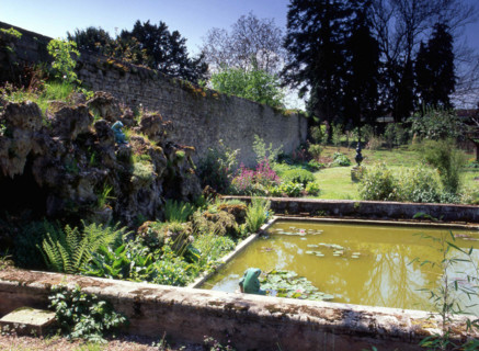Lorraine : le parc du château de Gerbéviller et ses perspectives sur la vallée de la Mortagne : bassin et grotte artificielle près des serres