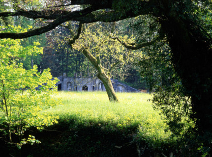 Lorraine : le parc du château de Gerbéviller et ses perspectives sur la vallée de la Mortagne : le nymphée vu de l'autre côté de la Mortagne