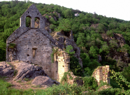 Limousin : les cascades de Gimel : ruines de la chapelle de saint-Etienne de Braguse
