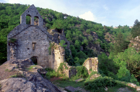 Limousin : les cascades de Gimel, ruines de la chapelle de saint-Etienne de Braguse en direction du bourg de Gimel