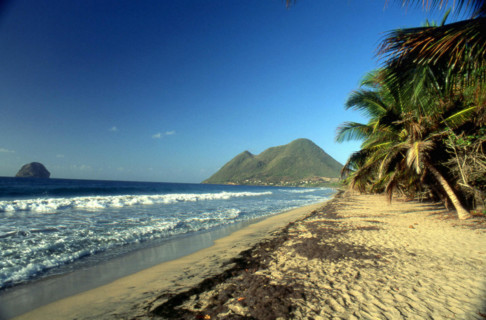 Martinique : pointe du Diamant : Morne Larcher et rocher du Diamant vus de la Grande Anse du Diamant