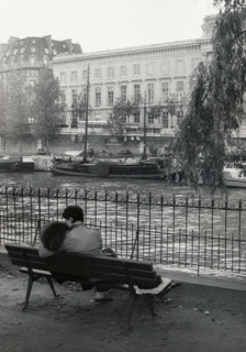 Amoureux sur un banc public, sur les berges de la Seine à Paris