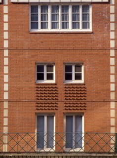 FACADE DE BRIQUE, VILLE NOUVELLE DE SAINT-QUENTIN-EN-YVELINES, FRANCE