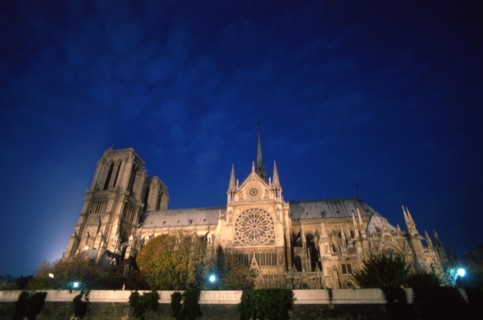 Eglise Notre-Dame, de nuit, vue du Port de l'Hôtel de Ville / 75 Paris / Région Ile-de-France /