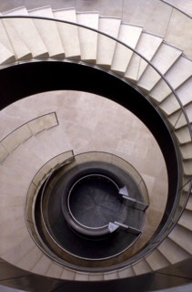 Escalier et ascenseur d'accès au Hall Napoléon, Pyramide du Louvre / Musée du Louvre / 75 Paris /