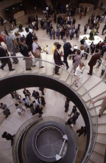 Escalier et ascenseur d'accès au Hall Napoléon, Pyramide du Louvre / Musée du Louvre / 75 Paris /