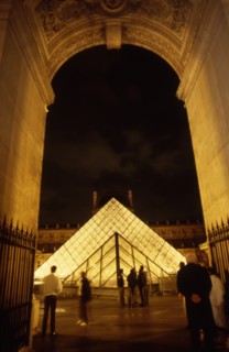 Pyramide du Louvre vue du passage Richelieu, de nuit / Musée du Louvre / 75 Paris /  Région