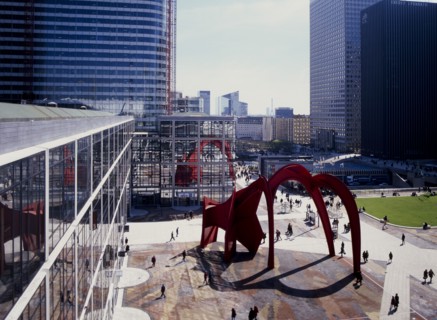 Quartier de la Défense, Courbevoie / A gauche Maison de la Défense, architecte : Henri de la Fonta