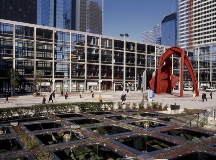 Quartier de la Défense, Courbevoie / Au fond Maison de la Défense, architecte : Henri de la Fonta /