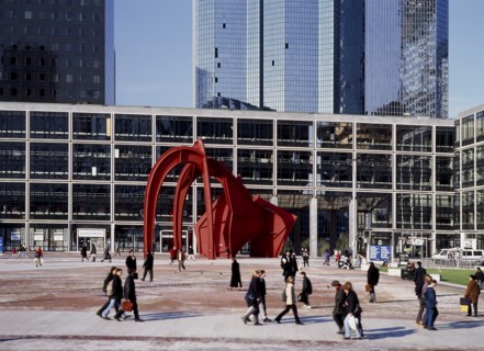 Quartier de la Défense, Courbevoie / Au fond Maison de la Défense, architecte : Henri de la Fonta /
