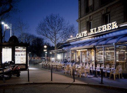 Immeuble à l'angle des avenues Kléber et Raymond Poincaré et de la place du Trocadéro / 75016 Paris