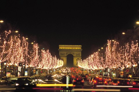 Paris, l'avenue des Champs-Elysées de nuit
