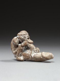 Figurine représentant un homme âgé, nu, barbu, au sexe démesuré sur lequel il renverse une femme