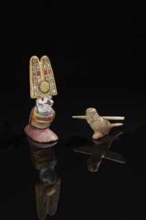 Statuette représentant un faucon Akhem et figurine représentant un oiseau Ba