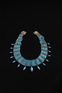 Collier formé de perles tubulaires