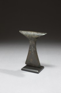 Hache à lame triangulaire
