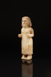 Statuette représentant une femme debout