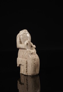 Statuette acéphale représentant un homme assis sur un trône