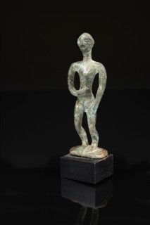 Statuette votive représentant un personnage stylisé