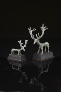 Statuettes représentant un cerf, les ramures développées