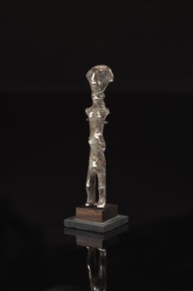 Statuette votive représentant un personnage stylisé, la tête au nez en bec d'aigle