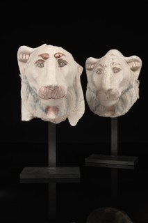 Deux protomés d'un lit funéraire représentant des têtes de lionnes, les déesses Matyt et Mehyt
