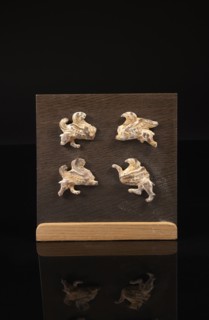 Quatre appliques de sarcophages représentant des griffons ailés