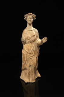 Grande statuette représentant une femme de type tanagréen