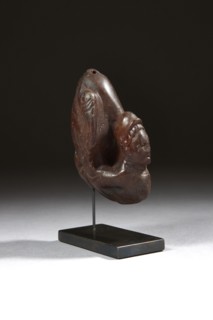 Pendentif sculpté d'une sphinge