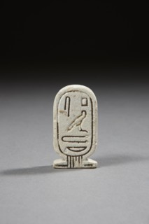 Amulette biface en forme de cartouche au nom de Psammétique II