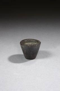 Vase godet provenant d'un trousseau pour le rite de l'Oup-Rô