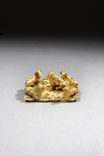 Fibule aux taureaux et au lion