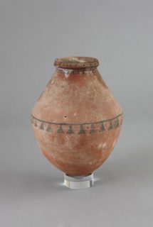 Vase peint d'une frise concentrique de triangles