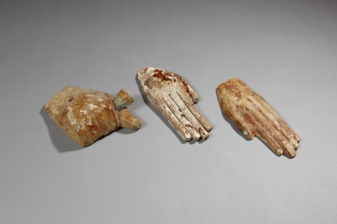 Trois mains de sarcophages, l'une le poing fermé