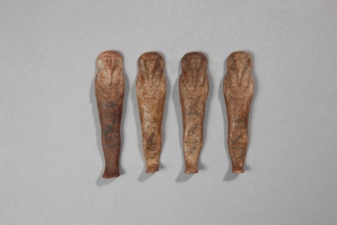 Ensemble formé de quatre oushebti en cire au nom de Iret-hor-erou