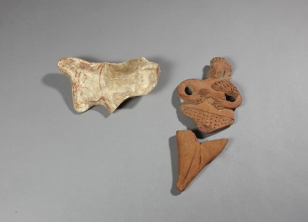 Ostracon en forme de bovidé et statuette représentant une femme nue stylisée