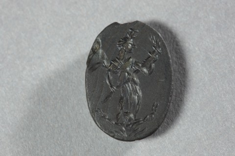 Intaille ovale gravée d'une femme, probablement une Victoire, tenant une torche