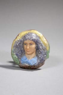 Henri Cros (1840-1907)
Visage de femme, Médaillon,
En relief en pâte de verre polychrome (D :